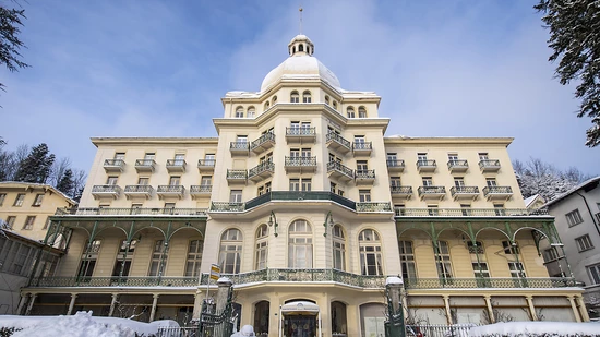 Die Schweizer Hotellerie hat ihren Erholungskurs des vergangenen Jahres auch im Dezember beibehalten. Damit stieg die Anzahl der Übernachtungen in Schweizer Hotels 2022 in jedem Monat des Jahres. Im Bild die 1875 erbaute Hotelanlage Sonnenberg auf dem…