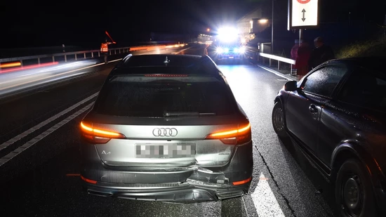 Auffahrunfall: Ein 34-jähriger Autofahrer bemerkte den Stau beim Isla-Bella-Tunnel zu spät und kollidierte mit einer Autofahrerin vor ihm.