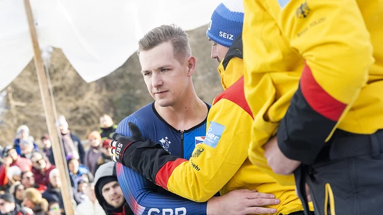 Farbtupfer im (gelben) Meer der deutschen Teamjacken: Im Zweierbob war der Engländer Brad Hall mit seinem 5. Platz nicht zufrieden
