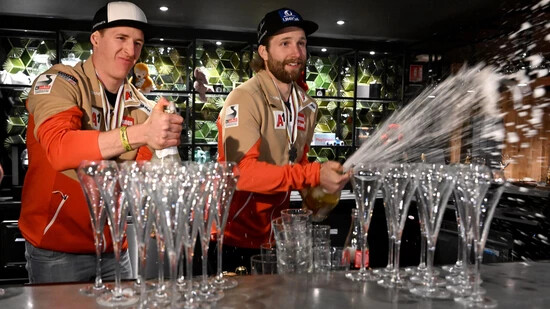 Lassen es krachen: Die Österreicher Raphael Haaser (links) und Marco Schwarz lassen den Champagner spritzen.