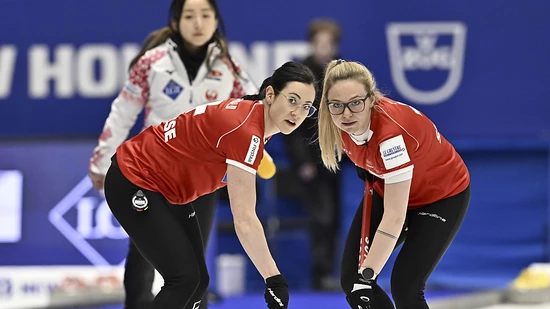 Carole Howald (links) und Alina Pätz mit koordiniertem Wischeinsatz