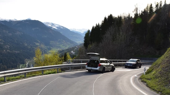 Frontalkollision: Weil er zu schnell unterwegs war, kommt ein Autofahrer auf der Brigelserstrasse auf die Gegenfahrbahn.