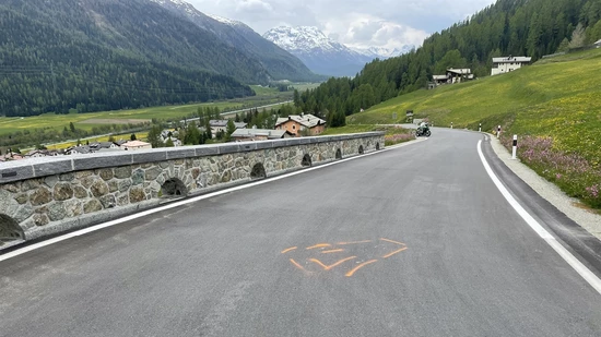 In einer Rechtskurve ausgerutscht: Der verunfallte Töfffahrer zog sich bei diesem Unfall Verletzungen zu.