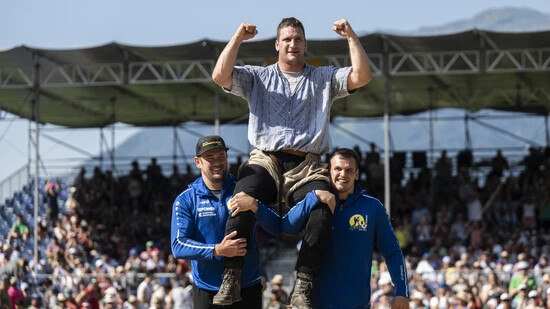 Arme in der Luft: Armon Orlik bejubelt auf den Schultern seiner Teamkollegen den Sieg am NOS.