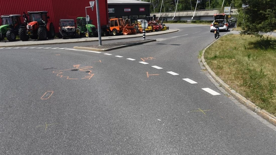 Leichte Verletzungen: Der Helm des Töfffahrers war nicht mit dem Kinnriemen geschlossen, weshalb es zu Verletzungen am Kopf gekommen ist.