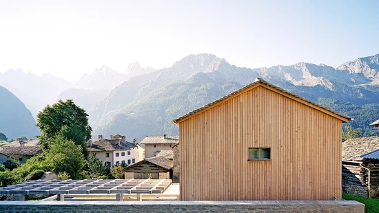 Bauen im Bergell: Das von Armando Ruinelli entworfene Wohnhaus des Fotografen Raymond Meier mit dazugehörigem Atelier steht in Soglio. 