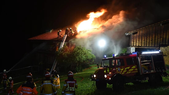 45 Feuerwehrleute im Einsatz: Ein Haus in Langwies hat in der Nacht auf Mittwoch wegen einem Blitz Feuer gefangen.