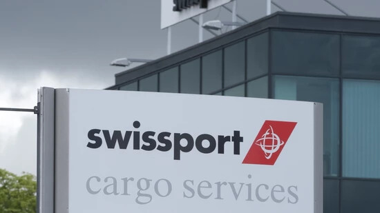 Swissport-Chef Warwick Brady plädiert für mehr Kapazität bei der Sicherheitskontrolle am Flughafen Zürich. So bräuchten die Passagiere etwa mehr Platz - und Gesichtserkennungs-Systeme könnten für einen reibungsloseren Ablauf sorgen. (Archivbild)