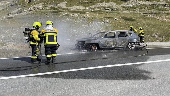 In Flammen: Die Feuerwehren aus Poschiavo und Pontresina hatten den Fahrzeugbrand auf dem Bernina Hospiz rasch unter Kontrolle.