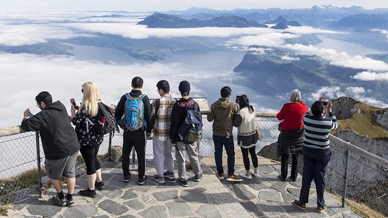 Die Zahl der ausländischen Touristen ist weiter am Steigen. Auf dem Bild: Touristen bestaunen auf dem Pilatus den Ausblick über den Vierwaldstättersee. (Archivbild)