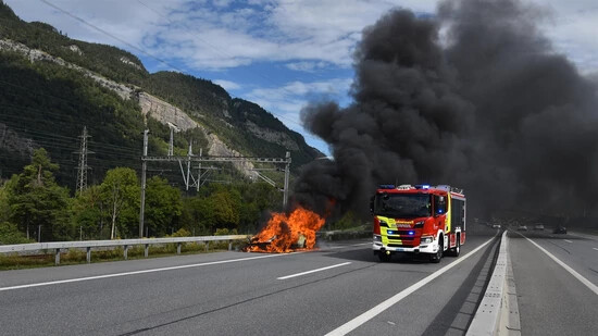 Viel Flammen und Rauch: Ein Auto beginnt auf der A13 bei Trimmis zu brennen. Die Feuerwehr konnte den Brand rechtzeitig löschen, sodass niemand verletzt wurde.