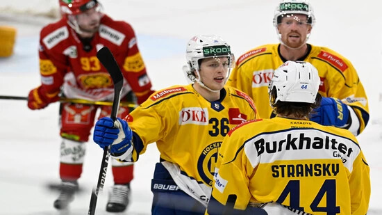 Torschütze zum 1:0: Matej Stransky lässt sich von Mitspielern Simon Knak und Joakim Nordström feiern.