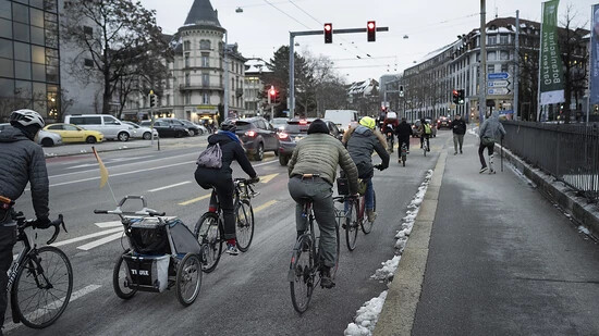 Nur gut die Hälfte ist mit einem Helm unterwegs: Velofahrerinnen und -fahrer im winterlichen Feierabendverkehr in Bern. (Archivbild)