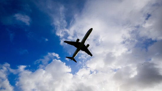 ARCHIV - Symbolbild: Ein Flugzeug in der Luft. Foto: Julian Stratenschulte/dpa