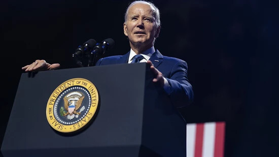Joe Biden, Präsident der USA, hält eine Rede über Demokratie und das Vermächtnis des verstorbenen Senators McCain im Tempe Center for the Arts. Foto: Evan Vucci/AP/dpa