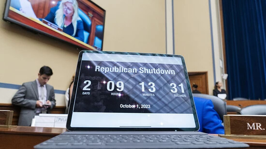 Eine Countdown-Uhr, die die verbleibende Zeit bis zu einem Regierungsstillstand anzeigt. Foto: Jacquelyn Martin/AP