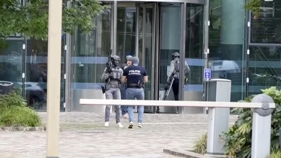 Einsatzkräfte stehen vor dem Erasmus-Krankenhaus. Foto: Uncredited/AP/dpa