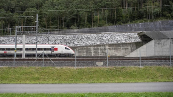 Am Freitagabend fuhr nach rund sieben Wochen Sperrung wieder ein Personenzug durch die Oströhre des Gotthard-Basistunnels in Richtung Süden.