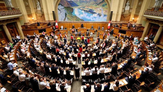 Standing Ovation: Nach dem Auftritt des Bündner Vokalensembles Incantanti im Bundeshaus applaudieren die Parlamentarierinnen und Parlamentarier.