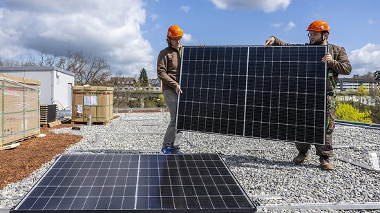 Fachkräfte für den Ausbau von Solarstrom in Europa sind aktuell Mangelware. (Symbolbild)