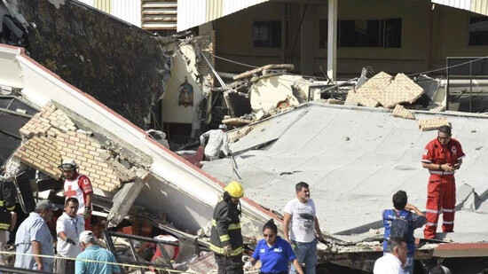 Rettungskräfte suchen inmitten von Trümmern der Kirche Santa Cruz in Ciudad Madero nach Überlebenden. Foto: Jose Luis Tapia/El Sol de Tampico/AP