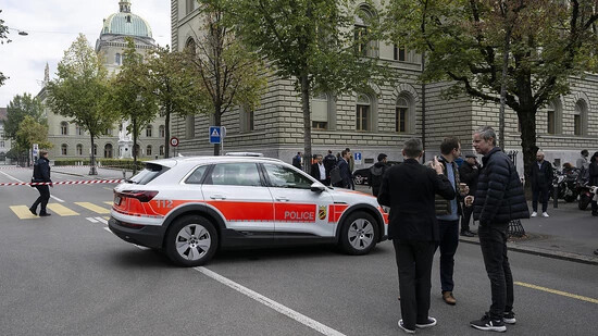 Ein Polizeiauto stand in der Bundesgasse. Wegen einem Alarm wurden das Bundeshaus West und das Medienzentrum vorübergehend evakuiert.