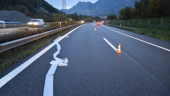 Unfall im Morgenverkehr: Die ausgerollte Plastikfolie bei der Unfallstelle auf der Autobahn bei Chur.