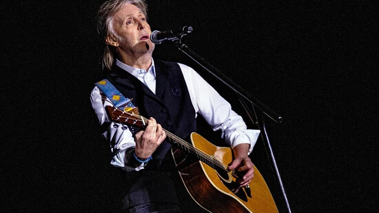 ARCHIV - Paul McCartney, Musiker aus Großbritannien, tritt beim Glastonbury Festival auf. Paul McCartney hat die Arbeit am letzten Song der Beatles als magisch beschrieben. Das Lied «Now And Then» war nachträglich fertiggestellt worden. Foto: Joel C Ryan…