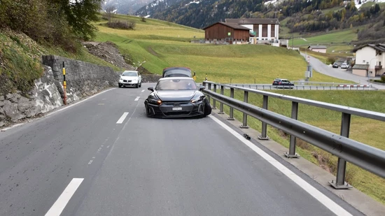 Von links nach rechts: das Auto kollidierte erst mit der Mauer und dann mit der Leitplanke.