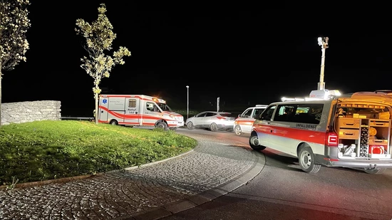 Gegen Mauer geprallt: Ein 18-jähriger Töffahrer fuhr über die Grünfläche des Kreisels statt dem Kreisverkehr zu folgen.