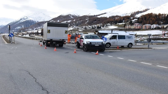 Zwei Personen verletzt: Ein Lieferwagen prallte seitlich-frontal gegen einen anderen Lieferwagen.