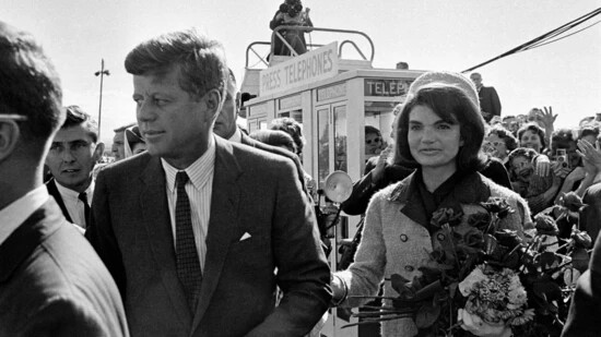 US-Präsident John F. Kennedy und seine Frau Jacqueline Kennedy reisten am 22. November 1963 mit den Flugzeug nach Dallas. Dort wurden sie vom texanischen Gouverneur John Connally und dessen Frau Nellie empfangen. Jacqueline erhielt einen Strauss roter…