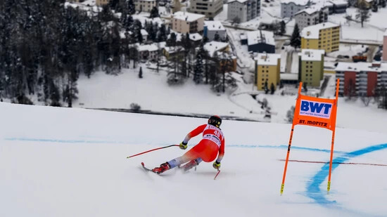 Mit Vollgas dem Ziel entgegen: Diese Schweizer Skirennfahrerin auf den letzten Metern der Skipiste in St. Moritz.