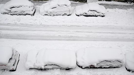 dpatopbilder - Hohe Schneemassen liegen auf Autos und einer Straße in der Landeshauptstadt. Schnee und Eis haben im Süden Bayerns auf den Straßen und bei der Bahn für Chaos gesorgt. Foto: Felix Hörhager/dpa