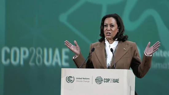US-Vizepräsidentin Kamala Harris spricht auf dem UN-Klimagipfel COP28. Foto: Kamran Jebreili/AP/dpa