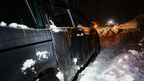 Unfall in Mitlödi: Eine 23-jährige Autofahrerin verlor die Kontrolle über das Fahrzeug und fuhr auf der schneebedeckten Strasse in den Strassenzaun.