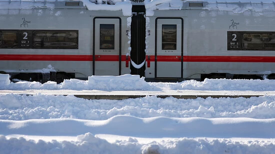 Nach dem starken Wintereinbruch in Bayern gibt es bei der Deutschen Bahn noch massive Einschränkungen. Foto: Karl-Josef Hildenbrand/dpa