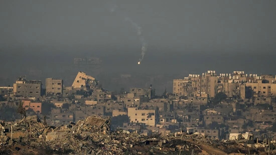 Eine Leuchtrakete der israelischen Armee ist über dem Gazastreifen zu sehen. Die israelische Armee hat ihr Bombardement von Zielen im Gazastreifen fortgesetzt. Foto: Leo Correa/AP