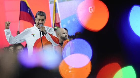Präsident Nicolás Maduro feiert mit seinen Anhängern nach dem Referendum. Foto: Matias Delacroix/AP/dpa