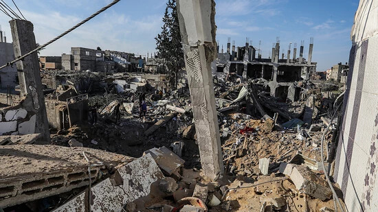 Gesamtansicht der Zerstörung nach einem israelischen Luftangriff auf ein Haus in Trümmern. Foto: Abed Rahim Khatib/dpa