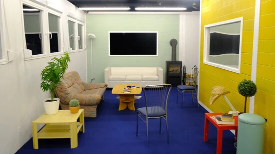 Das Wohnzimmer im "Big Brother"-Container von 2000 im Museum von 2023.