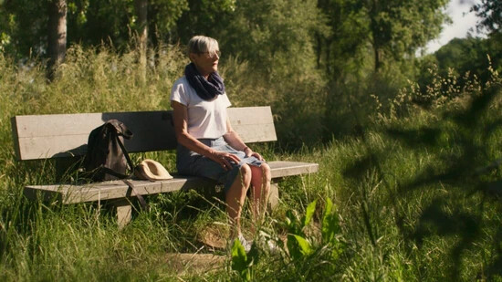 Meditieren hilft um besser zu schlafen und es schärft den Blick auf das Gute im nahen Umfeld. In seinem Dokumentarfilm "Golden Seniors" begleitet François Kohler fünf Seniorinnen und Senioren, wie sie während 18 Monaten das Meditieren lernen.