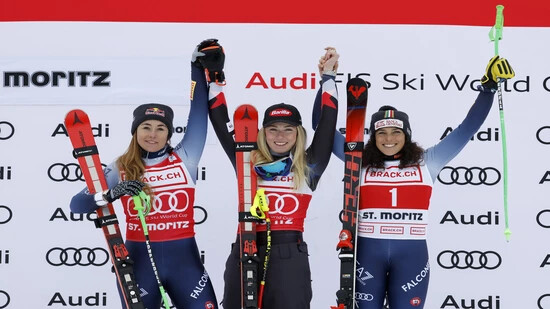 Siegertrio in der Abfahrt von St. Moritz: Mikaela Shiffrin (Mitte) gewinnt vor der zweitplatzierten Sofia Goggia (links) und deren Landsfrau Federica Brignone.
