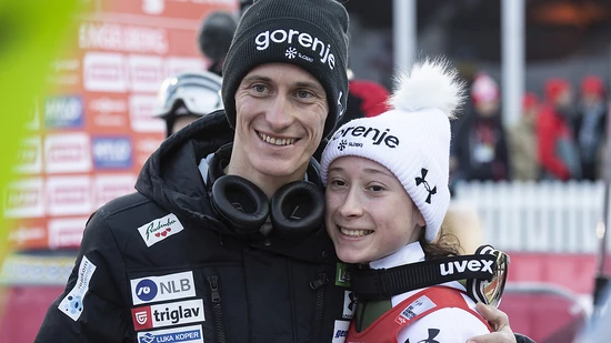 Peter Prevc umarmt seine Schwester und Siegerin Nika Prevc