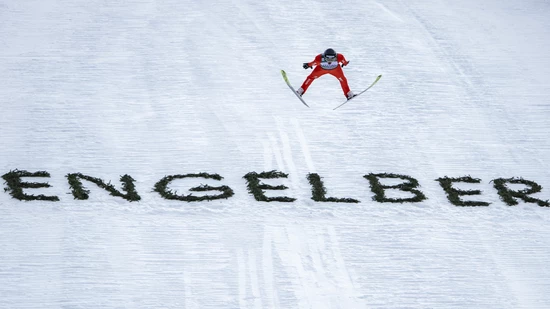 Gregor Deschwanden fliegt auch in Engelberg weit