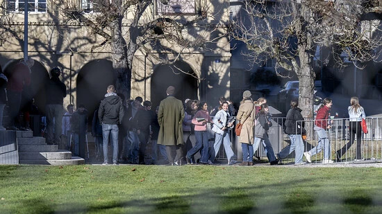 Kinder verlassen nach einer Bedrohungslage das Munzingerschulhaus in Bern.