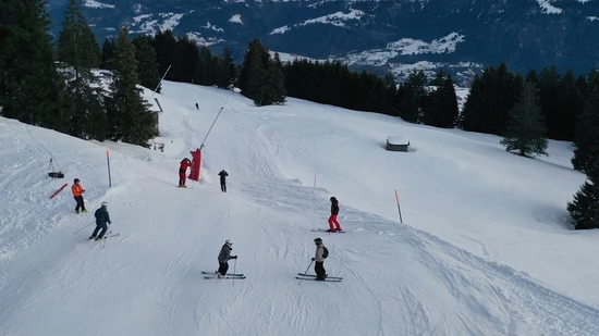 Nah an der Piste im Skigebiet Flims Laax Falera: Nach einer Kuppe prallte ein Snowboarder heftig mit einer Schutzmatte knapp neben der Piste zusammen und stirbt.