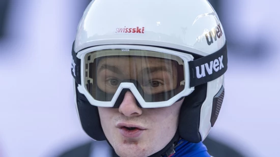 Remo Imhof blickt freudig auf die Anzeigetafel (Archivaufnahme)