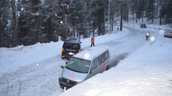 Auf schneebedeckter Fahrbahn ins Rutschen geraten: In St. Moritz ereignete sich an Silvester ein Verkehrsunfall. Zwei Personen verletzten sich und mussten ins Spital nach Samedan überführt werden.
