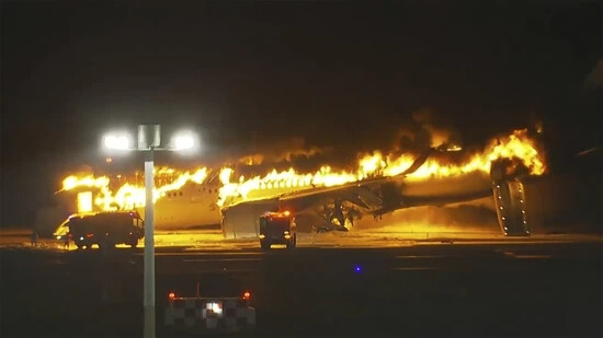 SCREENSHOT - Dieses Videostandbild zeigt ein Passagierflugzeug, das bei der Landung auf dem Tokioter Flughafen Haneda in Brand geraten ist. Foto: Uncredited/NTV/AP/dpa